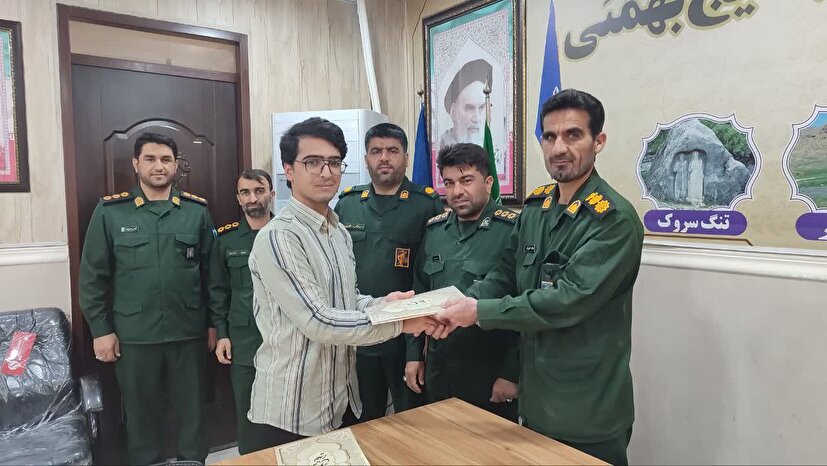 تجلیل از دانش‌آموز نخبه بسیجی بهمئی