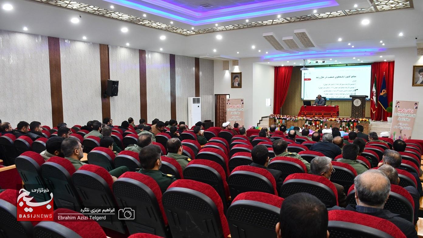 تجلیل از خانواده های پیشگام در ازدواج آسان و فرزند آوری در سپاه فتح