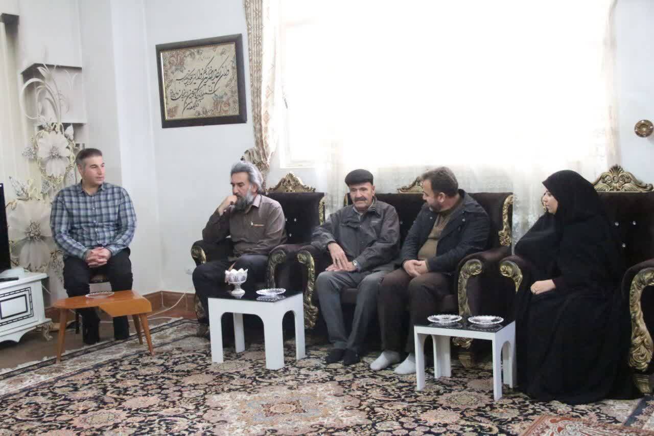 خواننده پیشکسوت لرستانی تجلیل شد خواننده پیشکسوت لرستانی تجلیل شد