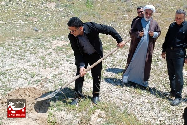 غرس نهال به یاد شهدای جنگ رمضان در کنگان غرس نهال به یاد شهدای جنگ رمضان در کنگان