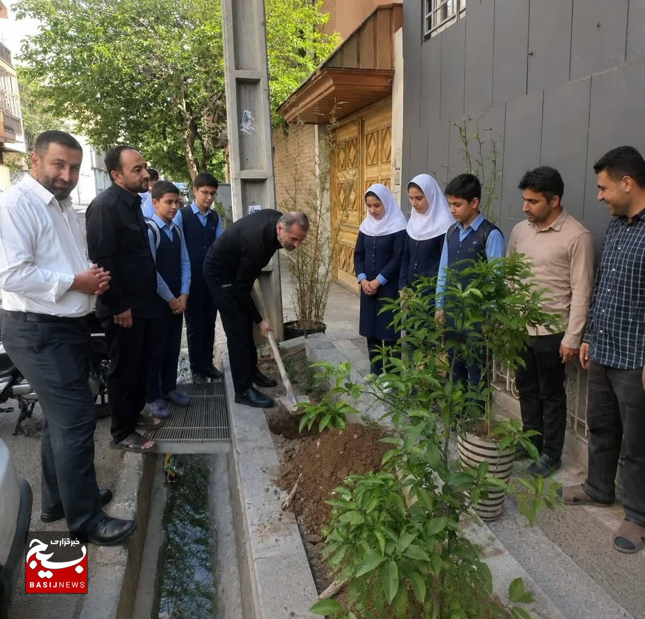 غرس نهال نارنج توسط رئیس سازمان بسیج دانشآموزی به مناسبت روز معلم غرس نهال نارنج توسط رئیس سازمان بسیج دانشآموزی به مناسبت روز معلم