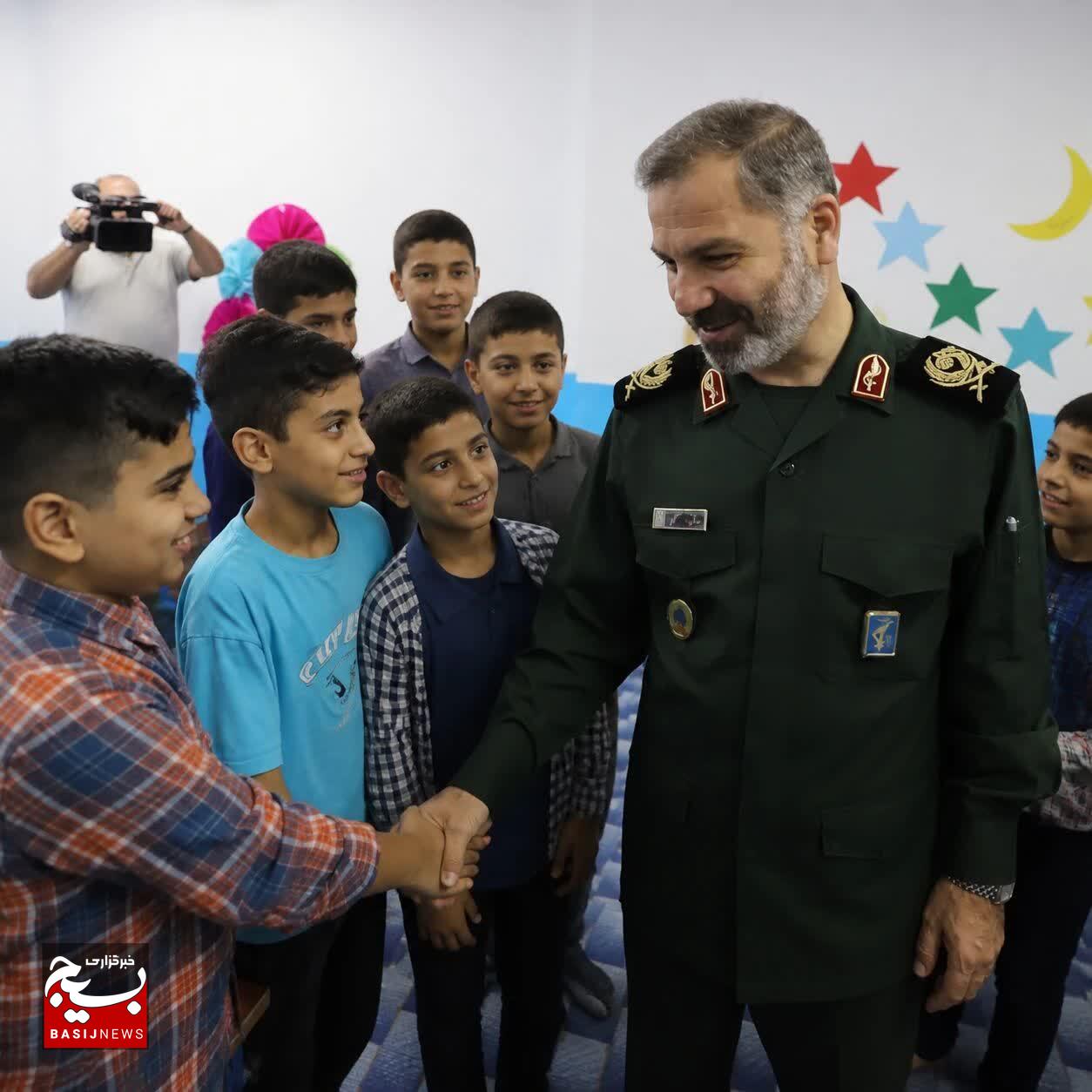 جهادگران دانش آموز الفبای ایثار و خدمت را در میدان عمل مشق میکنند جهادگران دانش آموز الفبای ایثار و خدمت را در میدان عمل مشق میکنند