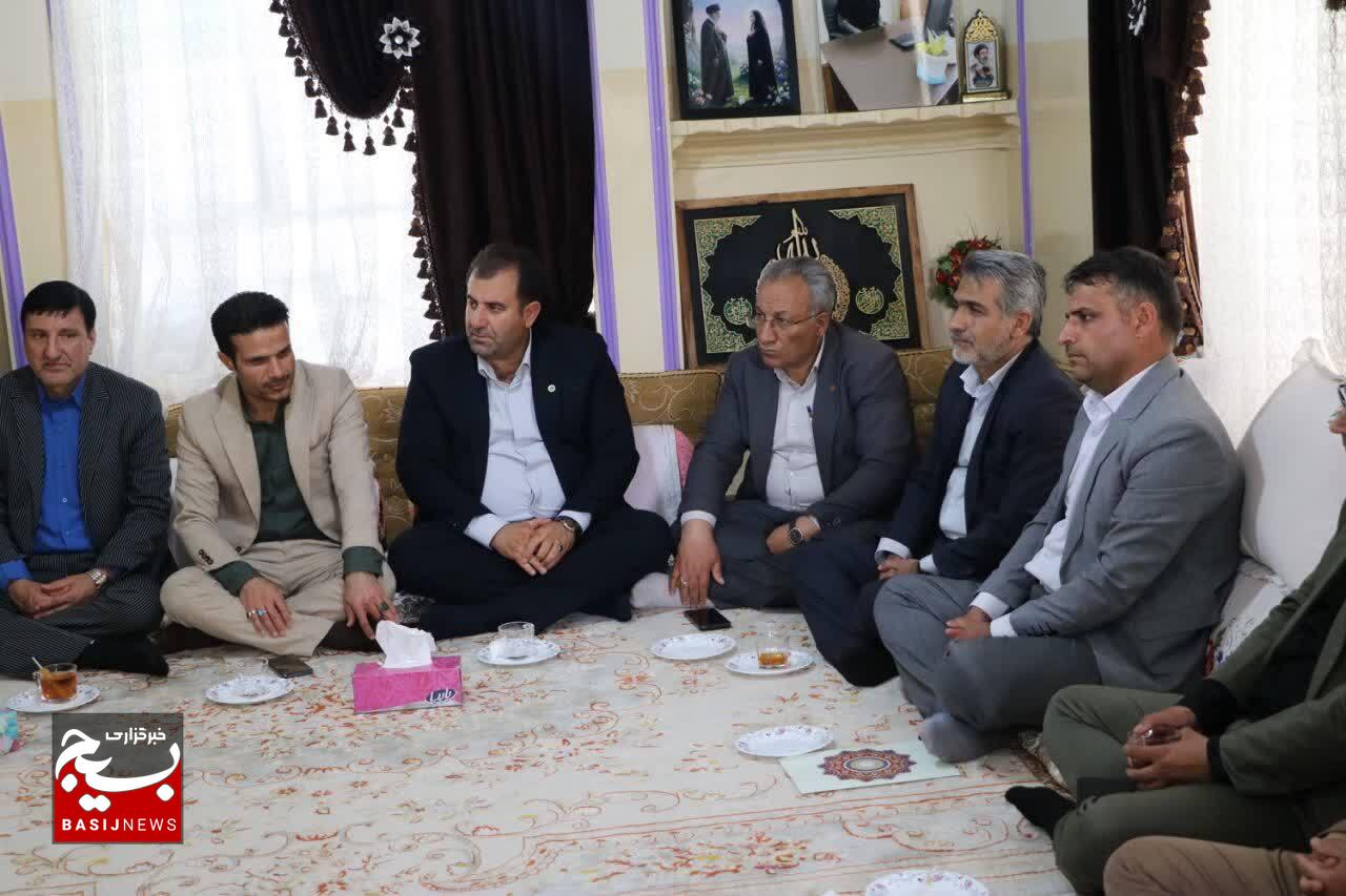 تجلیل مرکز وکلای قوه قضائیه استان و بسیج حقوقدانان از «معلمِ ایثار و شهادت» تجلیل مرکز وکلای قوه قضائیه استان و بسیج حقوقدانان از «معلمِ ایثار و شهادت»