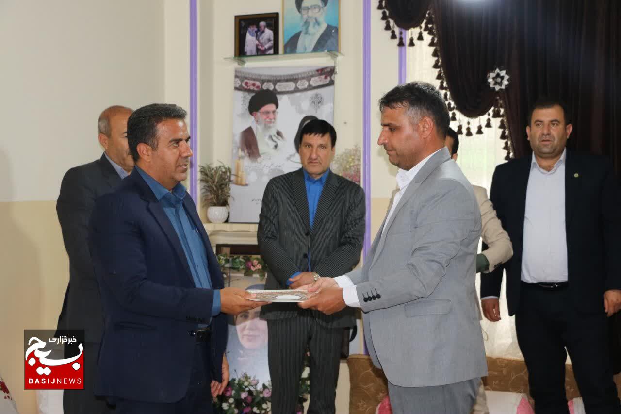 تجلیل مرکز وکلای قوه قضائیه استان و بسیج حقوقدانان از «معلمِ ایثار و شهادت» تجلیل مرکز وکلای قوه قضائیه استان و بسیج حقوقدانان از «معلمِ ایثار و شهادت»