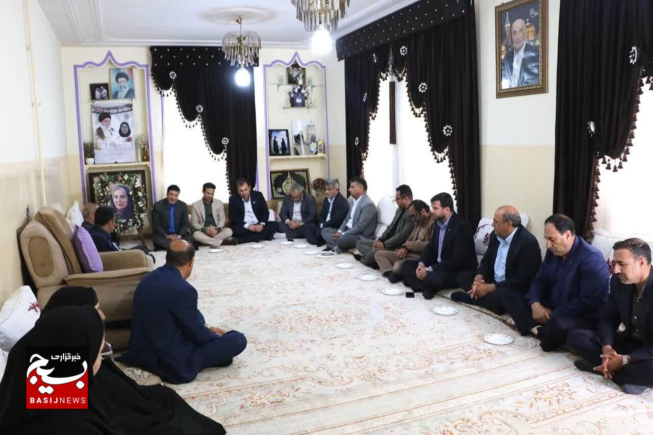 تجلیل مرکز وکلای قوه قضائیه استان و بسیج حقوقدانان از «معلمِ ایثار و شهادت» تجلیل مرکز وکلای قوه قضائیه استان و بسیج حقوقدانان از «معلمِ ایثار و شهادت»