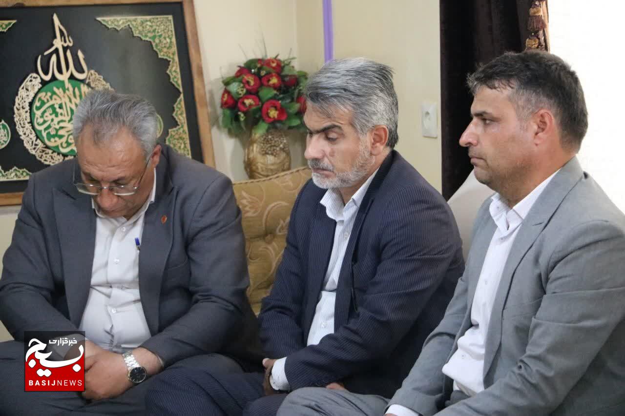 تجلیل مرکز وکلای قوه قضائیه استان و بسیج حقوقدانان از «معلمِ ایثار و شهادت» تجلیل مرکز وکلای قوه قضائیه استان و بسیج حقوقدانان از «معلمِ ایثار و شهادت»