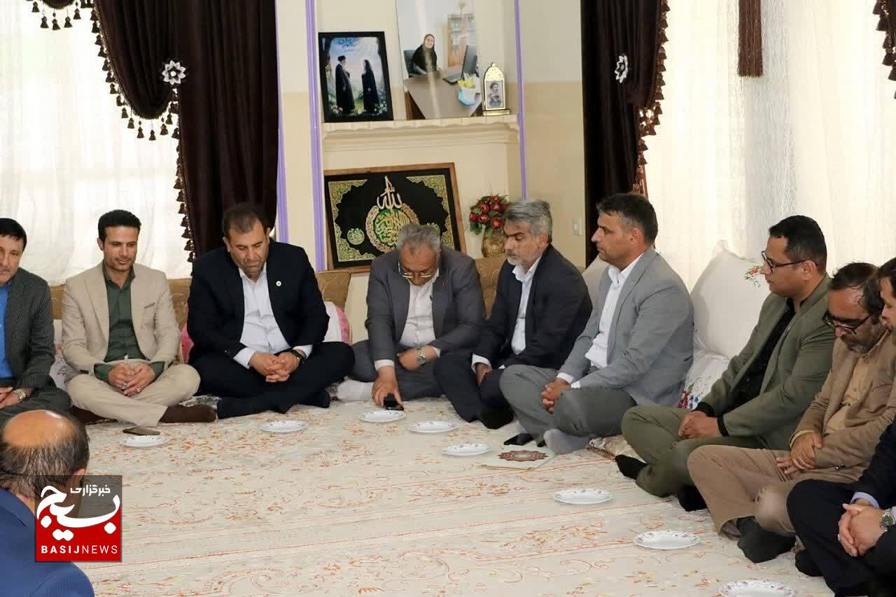 تجلیل مرکز وکلای قوه قضائیه استان و بسیج حقوقدانان از «معلمِ ایثار و شهادت» تجلیل مرکز وکلای قوه قضائیه استان و بسیج حقوقدانان از «معلمِ ایثار و شهادت»