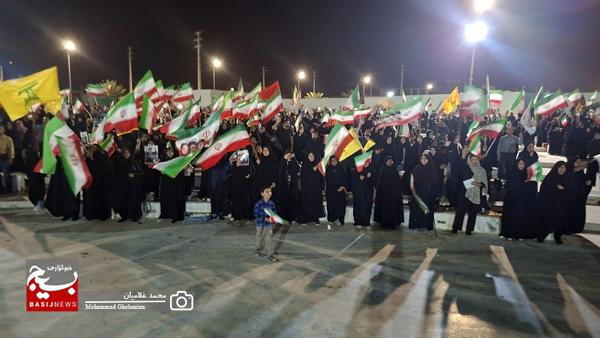 همبستگی کنگانیها؛ اجتماع پرشور در پنجاه و دومین شب/ امروز سلاح مردم، پرچم و مشتهای گره کرده است همبستگی کنگانیها؛ اجتماع پرشور در پنجاه و دومین شب/ امروز سلاح مردم، پرچم و مشتهای گره کرده است