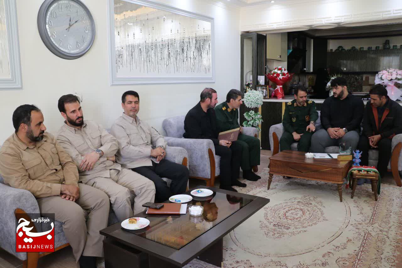تقدیر سردار سهندی فرمانده سپاه استان زنجان از قهرمان ورزشی وزنه برداری جوانان جهان تقدیر سردار سهندی فرمانده سپاه استان زنجان از قهرمان ورزشی وزنه برداری جوانان جهان