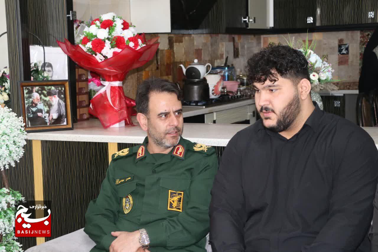 تقدیر سردار سهندی فرمانده سپاه استان زنجان از قهرمان ورزشی وزنه برداری جوانان جهان تقدیر سردار سهندی فرمانده سپاه استان زنجان از قهرمان ورزشی وزنه برداری جوانان جهان
