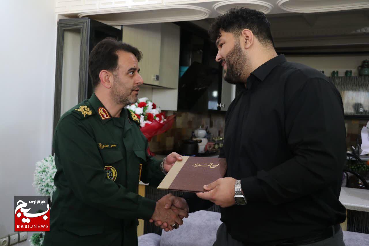 تقدیر سردار سهندی فرمانده سپاه استان زنجان از قهرمان ورزشی وزنه برداری جوانان جهان تقدیر سردار سهندی فرمانده سپاه استان زنجان از قهرمان ورزشی وزنه برداری جوانان جهان