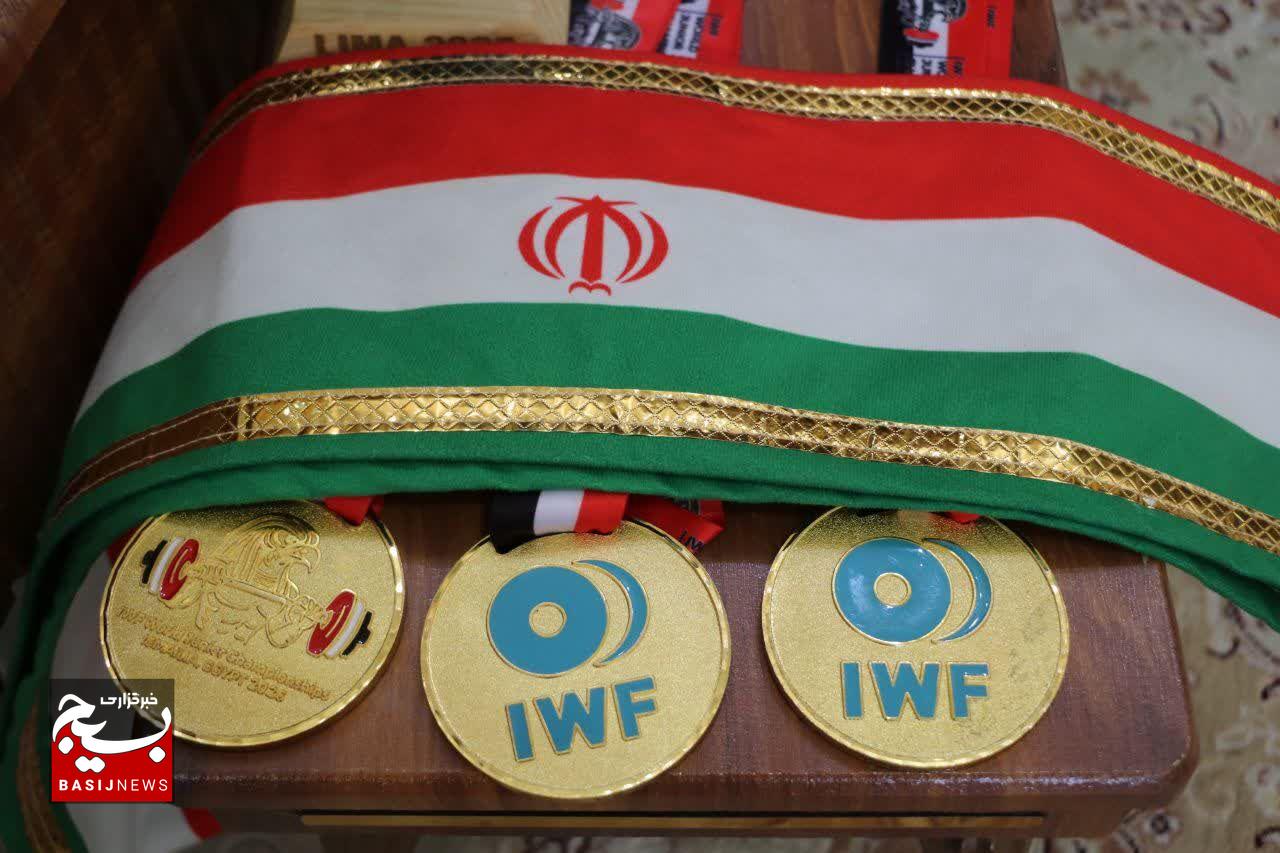 تقدیر سردار سهندی فرمانده سپاه استان زنجان از قهرمان ورزشی وزنه برداری جوانان جهان تقدیر سردار سهندی فرمانده سپاه استان زنجان از قهرمان ورزشی وزنه برداری جوانان جهان