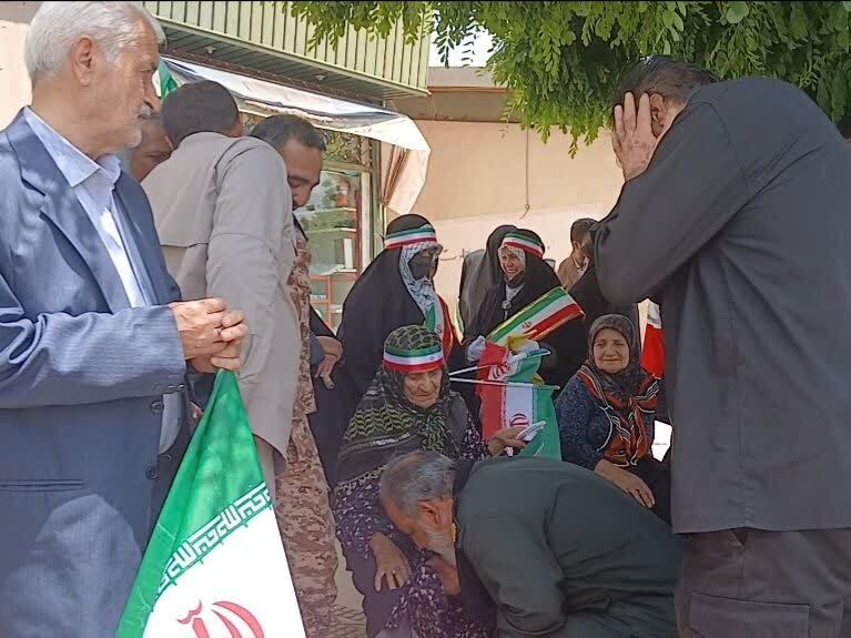حضور خانوادهها در صحنه، نشانه بصیرت و آمادگی برای پاسداری از ارزشهاست حضور خانوادهها در صحنه، نشانه بصیرت و آمادگی برای پاسداری از ارزشهاست
