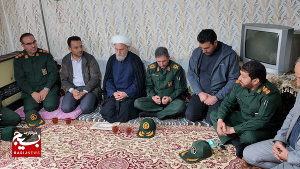 دیدار سردار محمدی اصل با خانواده شهید شاهین فرد دیدار سردار محمدی اصل با خانواده شهید شاهین فرد