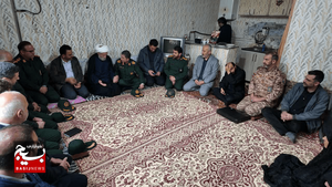 دیدار سردار محمدی اصل با خانواده شهید شاهین فرد دیدار سردار محمدی اصل با خانواده شهید شاهین فرد