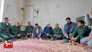 دیدار سردار محمدی اصل با خانواده شهید شاهین فرد دیدار سردار محمدی اصل با خانواده شهید شاهین فرد