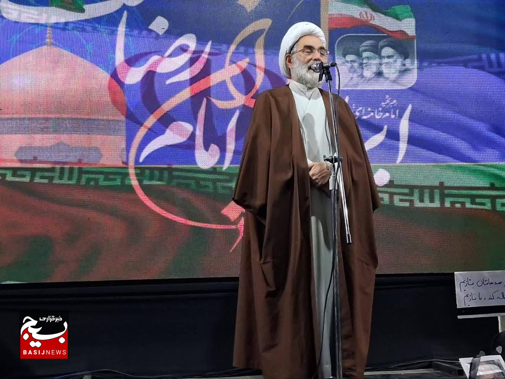 ایران اسلامی صحن و سرای امام رضا (ع) است / آمریکا در عصر حجرِ سیاسی دستوپا میزند ایران اسلامی صحن و سرای امام رضا (ع) است / آمریکا در عصر حجرِ سیاسی دستوپا میزند