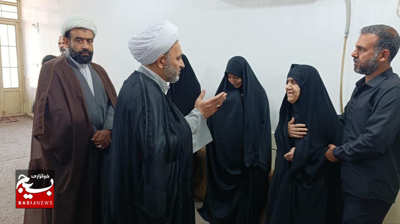 دیدار جانشین نمایندگی ولی فقیه با خانواده شهید اسماعیلی در خوزستان