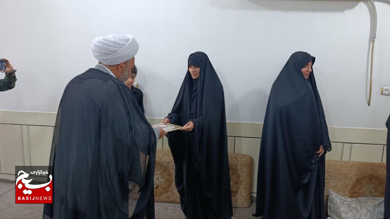 دیدار جانشین نمایندگی ولی فقیه با خانواده شهید اسماعیلی در خوزستان