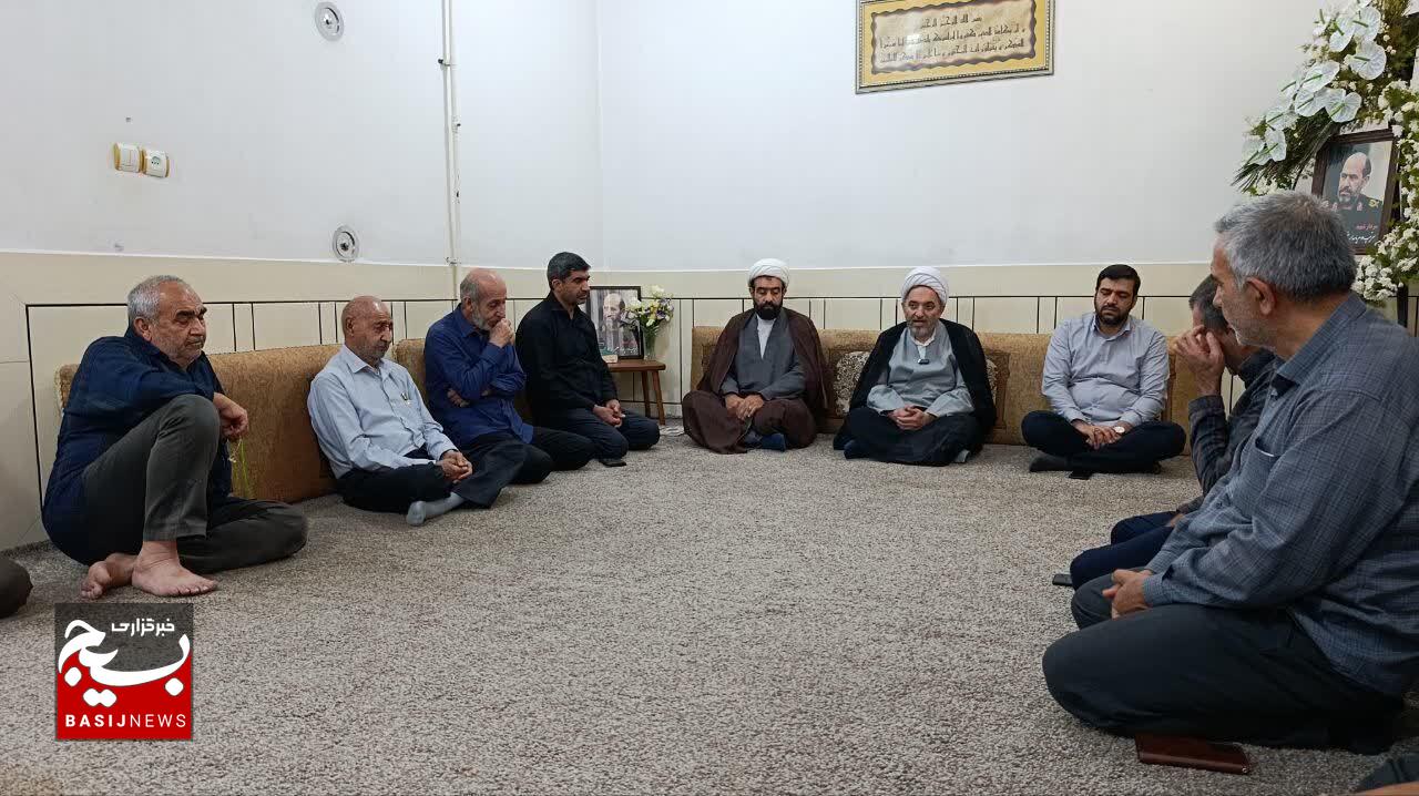 دیدار جانشین نمایندگی ولی فقیه با خانواده شهید اسماعیلی در خوزستان