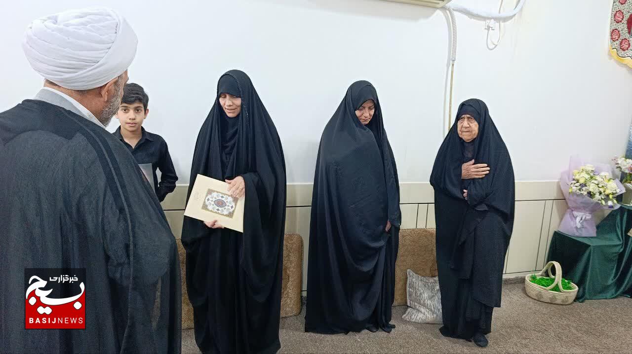 دیدار جانشین نمایندگی ولی فقیه با خانواده شهید اسماعیلی در خوزستان