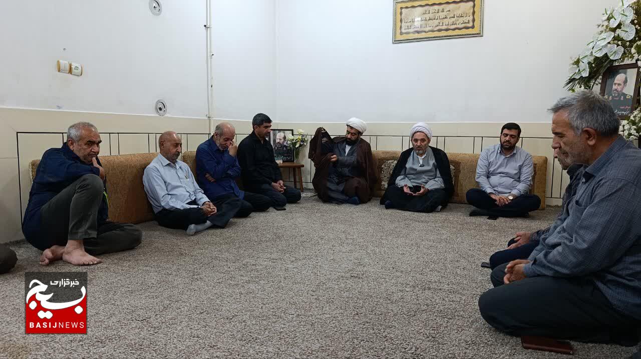 دیدار جانشین نمایندگی ولی فقیه با خانواده شهید اسماعیلی در خوزستان