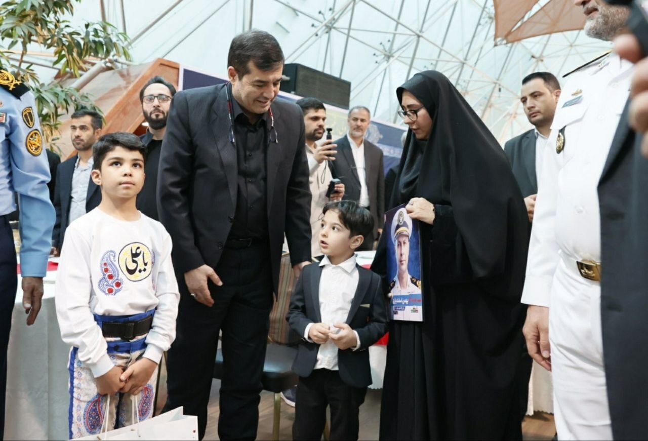 شال پهلوانی بر دوش یادگاران شهدا