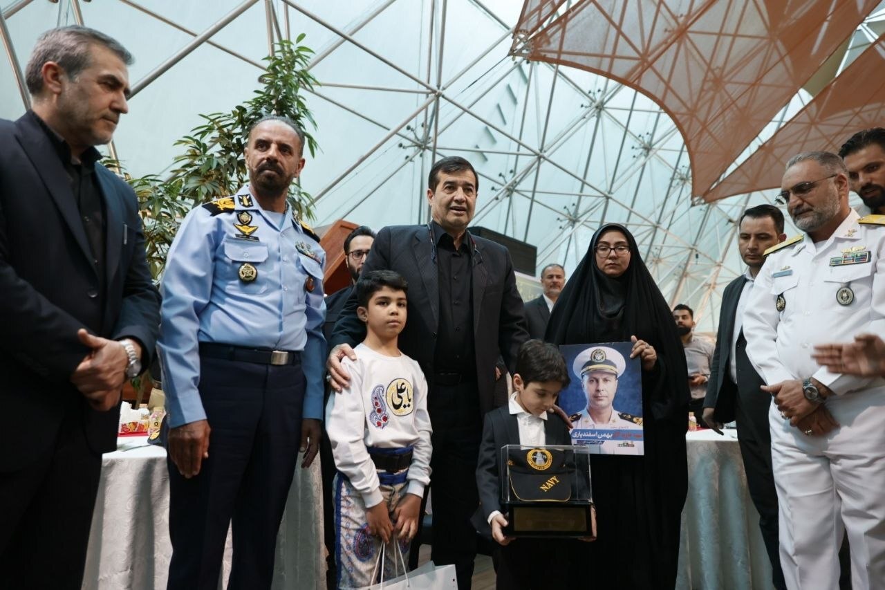 شال پهلوانی بر دوش یادگاران شهدا