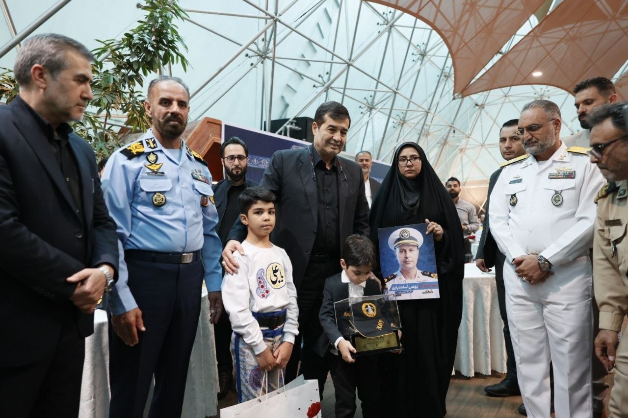 شال پهلوانی بر دوش یادگاران شهدا