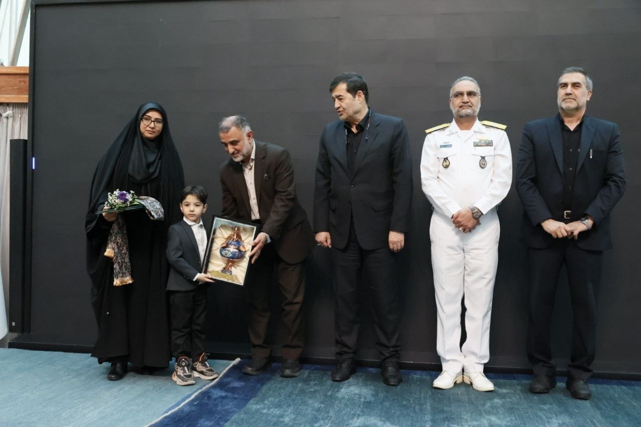 شال پهلوانی بر دوش یادگاران شهدا