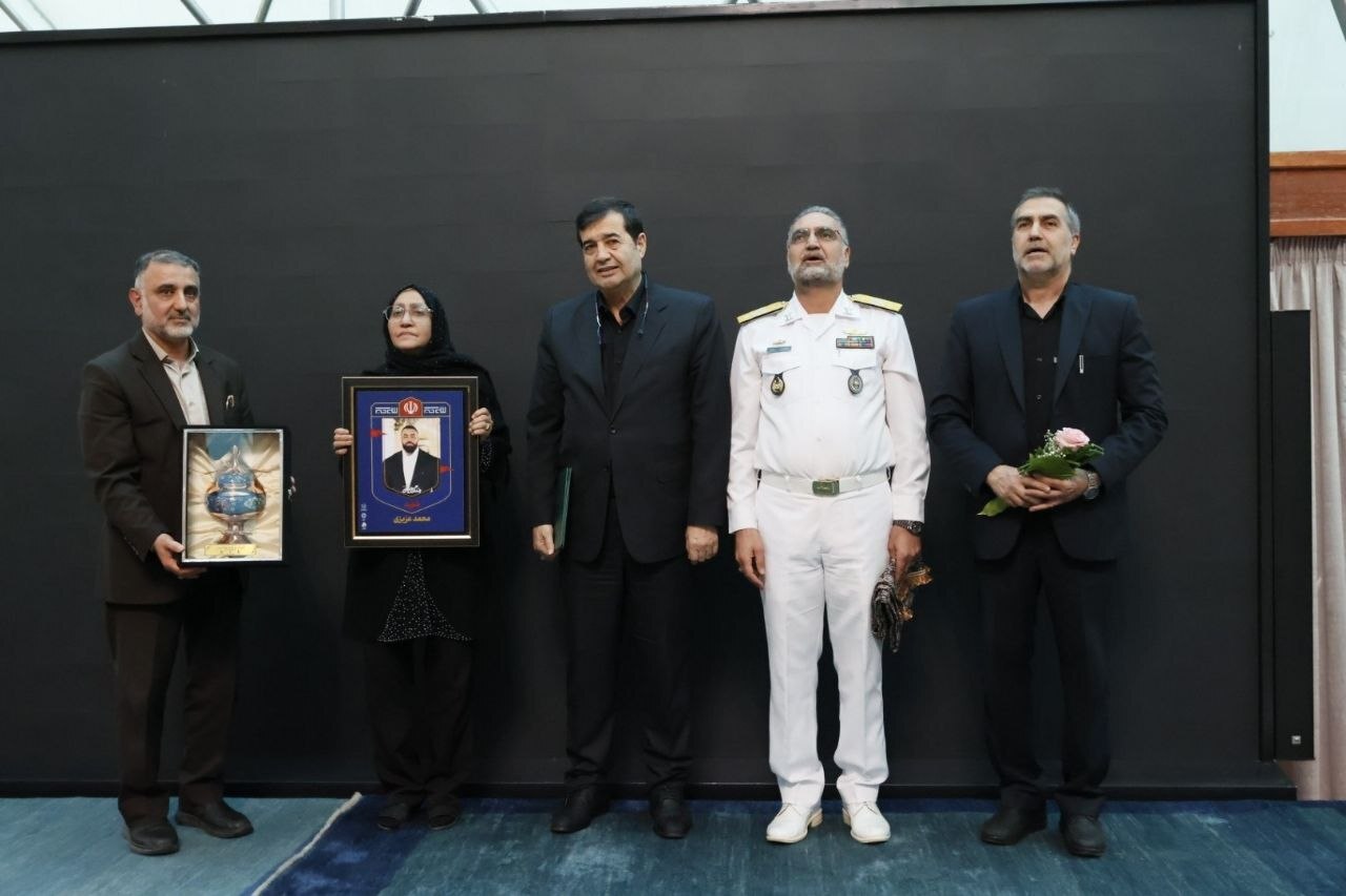 شال پهلوانی بر دوش یادگاران شهدا