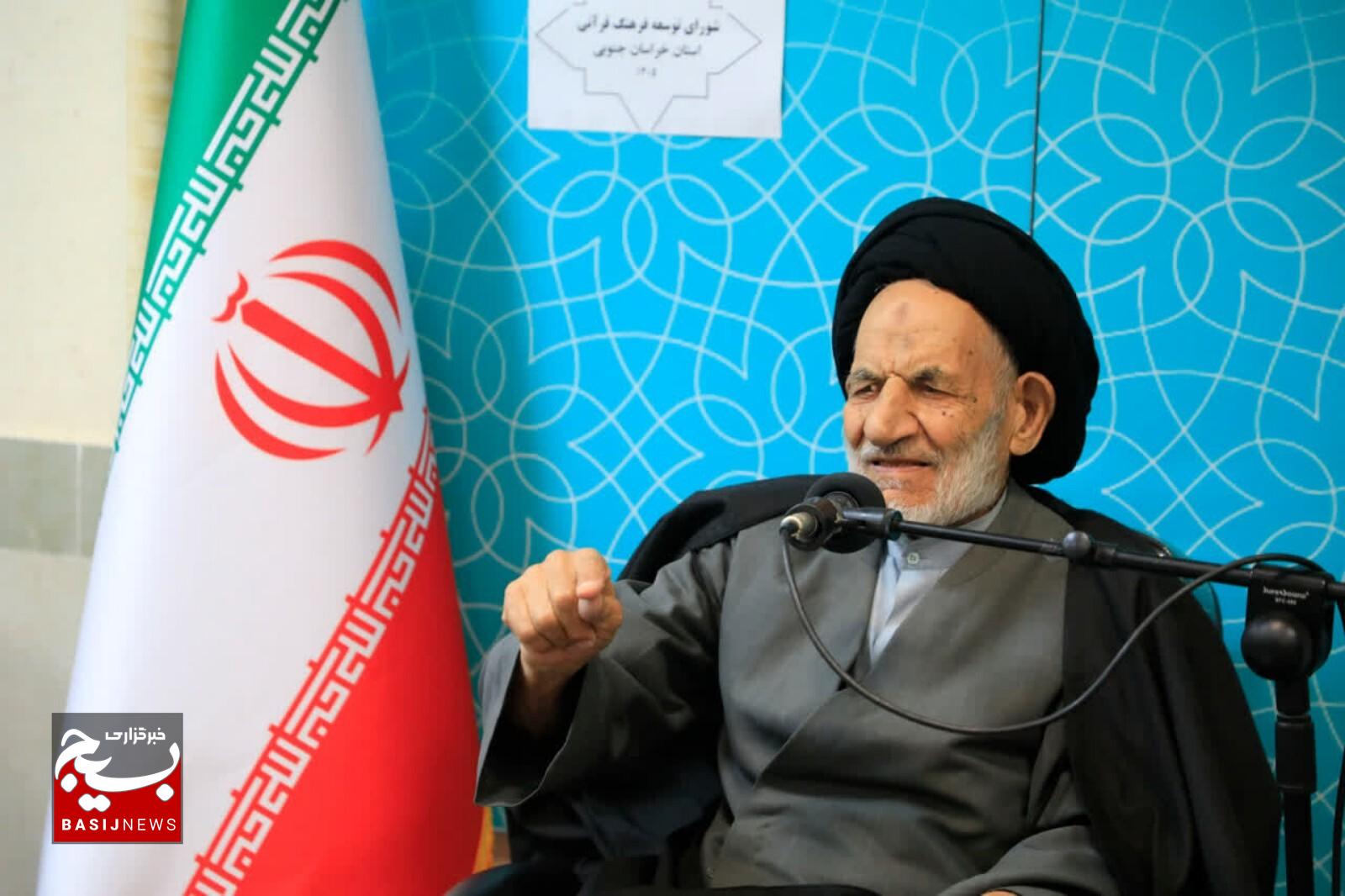 عمل به قرآن، هدف اصلی نزول کلام الهی است عمل به قرآن، هدف اصلی نزول کلام الهی است