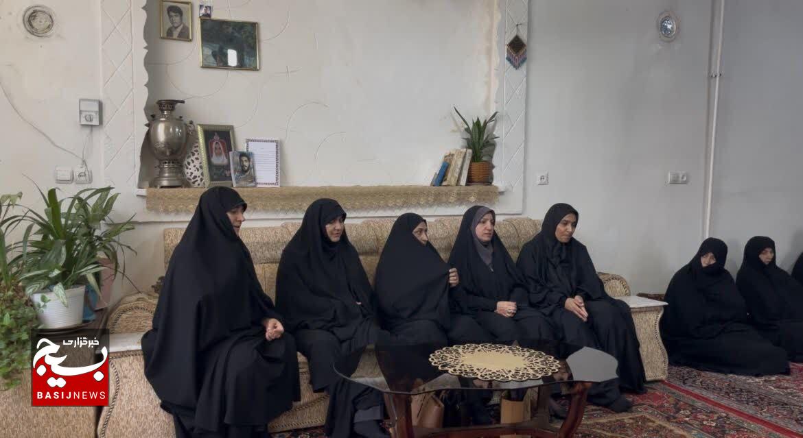 تأکید مسئول بسیج جامعه زنان سپاه لرستان بر تداوم راه شهدا در دیدار با خانواده شهیده زینب پاپی تأکید مسئول بسیج جامعه زنان سپاه لرستان بر تداوم راه شهدا در دیدار با خانواده شهیده زینب پاپی
