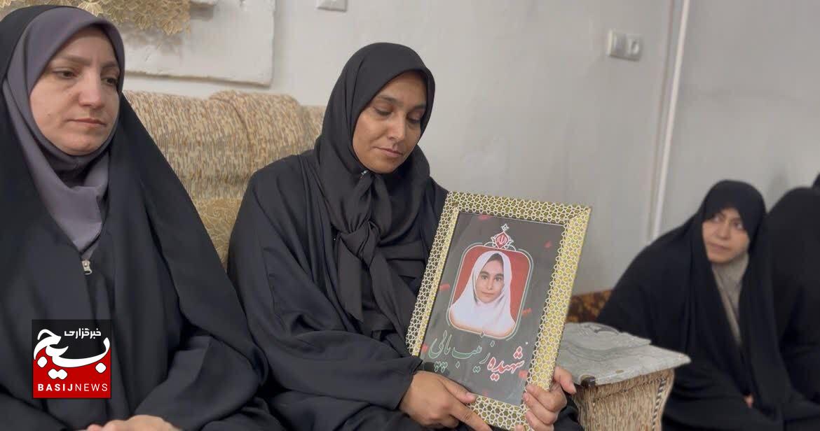 تأکید مسئول بسیج جامعه زنان سپاه لرستان بر تداوم راه شهدا در دیدار با خانواده شهیده زینب پاپی تأکید مسئول بسیج جامعه زنان سپاه لرستان بر تداوم راه شهدا در دیدار با خانواده شهیده زینب پاپی