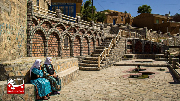 اینجا زنان تاریخ را میبافند اینجا زنان تاریخ را میبافند