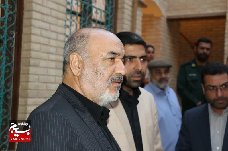 سردار سلامی؛ فرماندهای که از دل کوچههای شیراز تا متن محرومیت آمد+ عکس سردار سلامی؛ فرماندهای که از دل کوچههای شیراز تا متن محرومیت آمد+ عکس