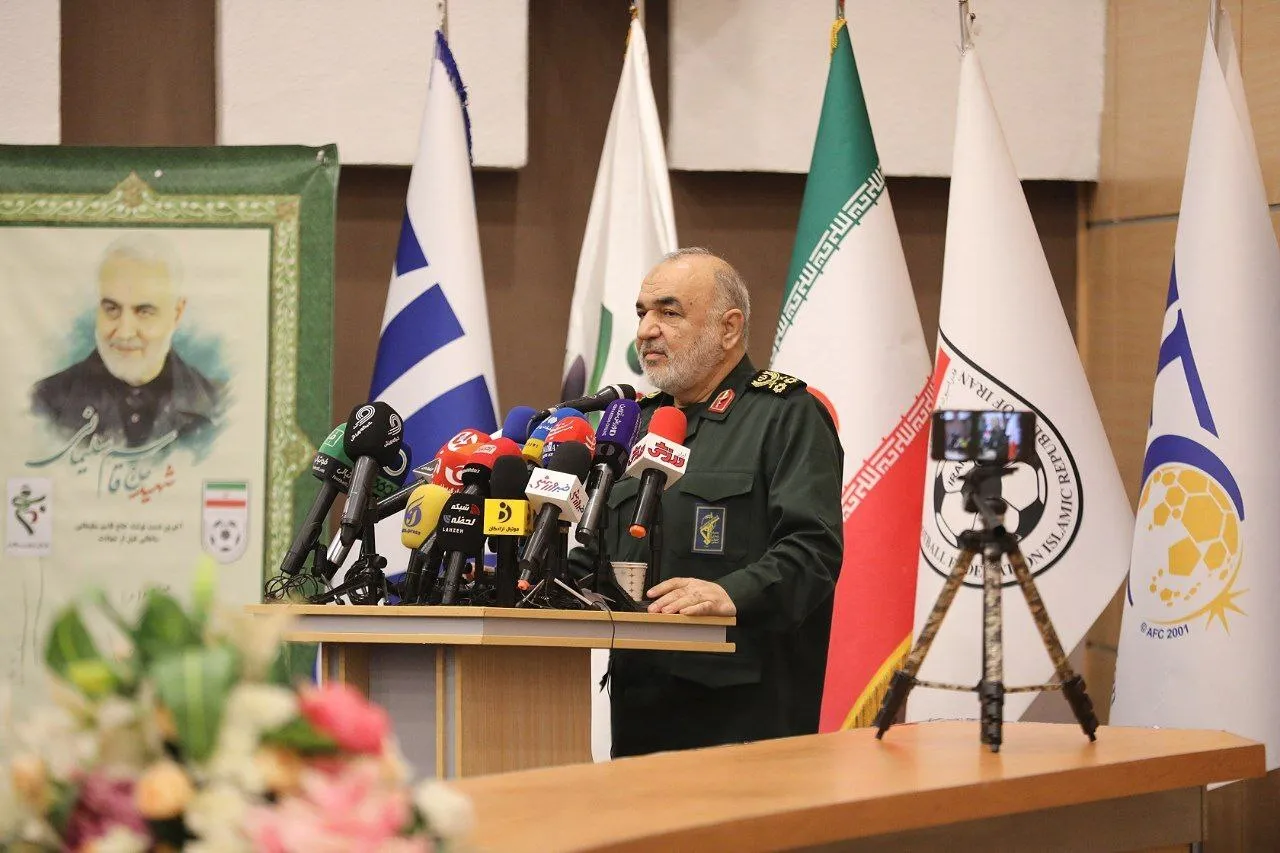 شهید سلامی در کنار ملیپوشان فوتبال؛ دیداری که رنگ تشریفات نداشت شهید سلامی در کنار ملیپوشان فوتبال؛ دیداری که رنگ تشریفات نداشت