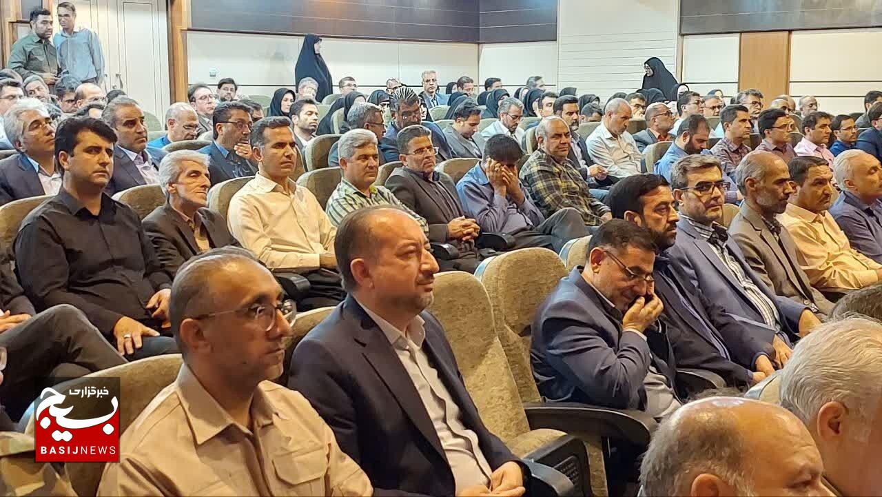 جهاد تبیین و جهاد خدمت، مردم را متحدتر و فشارهای اقتصادی را کمتر میکند جهاد تبیین و جهاد خدمت، مردم را متحدتر و فشارهای اقتصادی را کمتر میکند