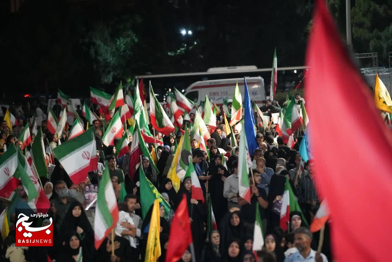 میدان کوثر در شب صد و پنجم تجمعات شبانه میزبان پیکر شهید «علی‌اکبر شاهی‌مریدی» / وداع پرشور کرمانی‌ها با رزمنده دلاور جنگ رمضان