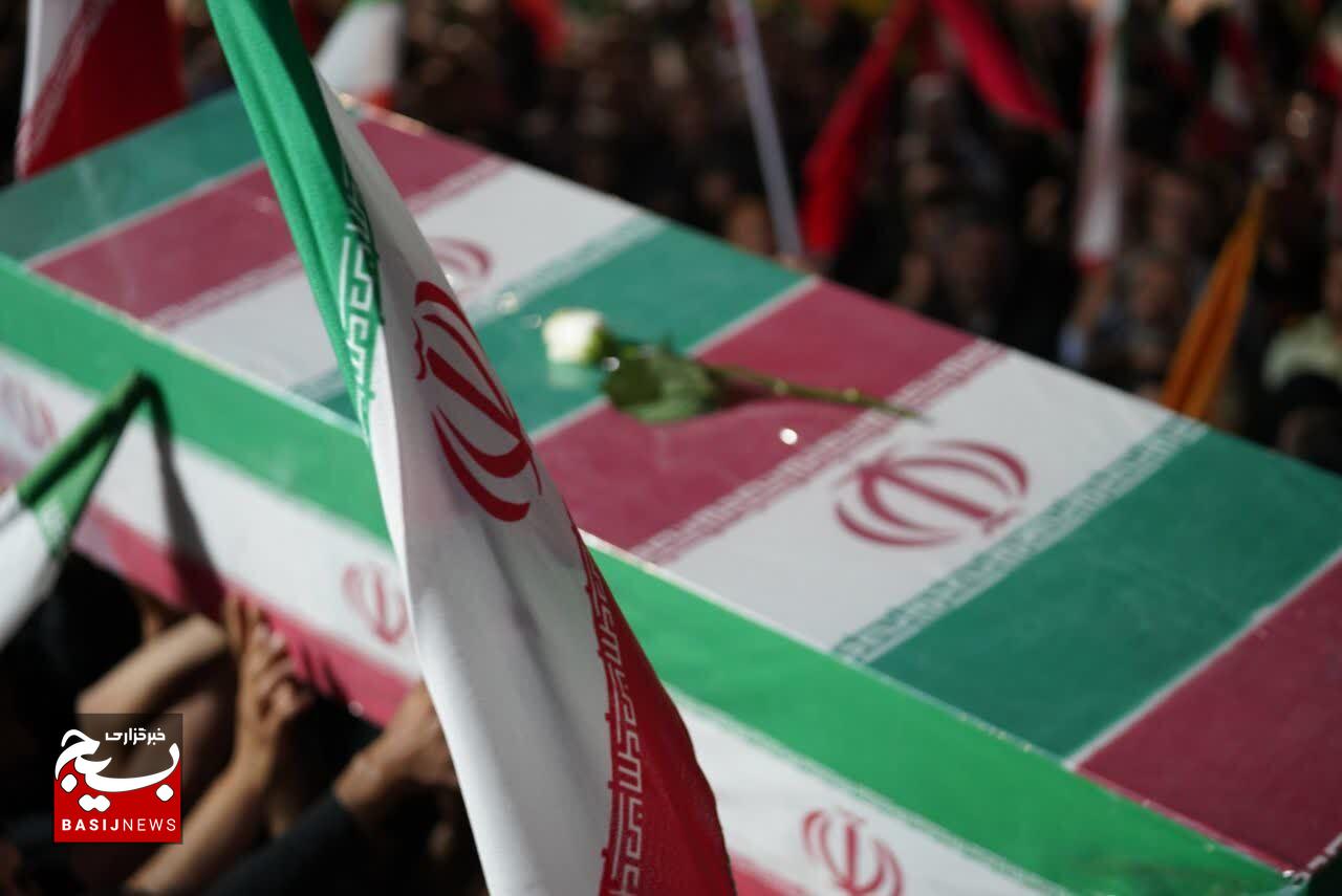 میدان کوثر در شب صد و پنجم تجمعات شبانه میزبان پیکر شهید «علی‌اکبر شاهی‌مریدی» / وداع پرشور کرمانی‌ها با رزمنده دلاور جنگ رمضان