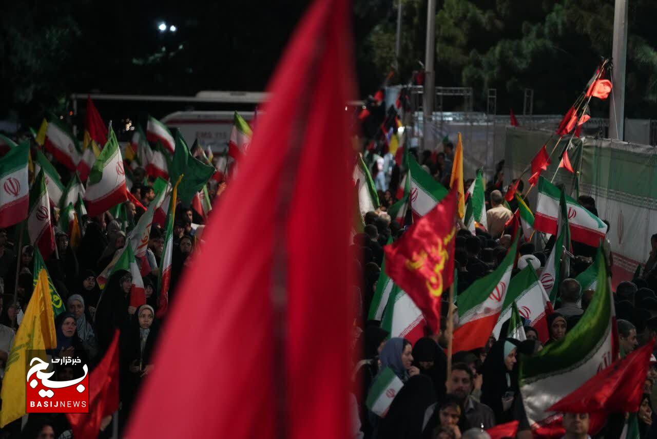 میدان کوثر در شب صد و پنجم تجمعات شبانه میزبان پیکر شهید «علی‌اکبر شاهی‌مریدی» / وداع پرشور کرمانی‌ها با رزمنده دلاور جنگ رمضان