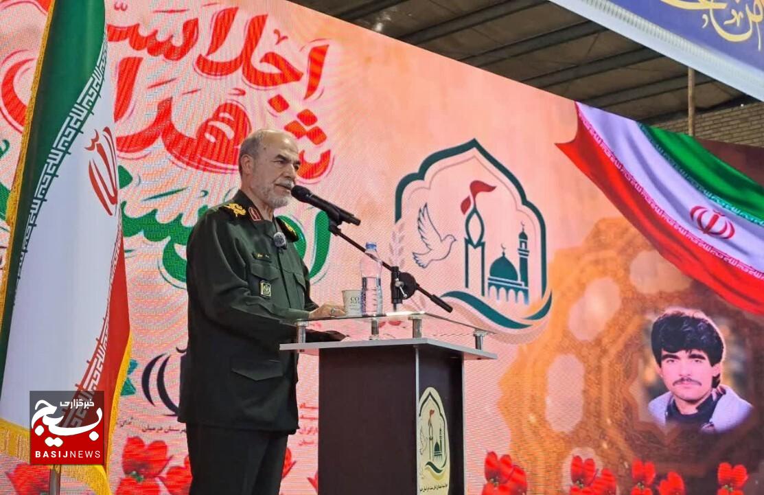 ایستادگی در برابر مستکبران دنیا، افتخار ایران اسلامی است ایستادگی در برابر مستکبران دنیا، افتخار ایران اسلامی است