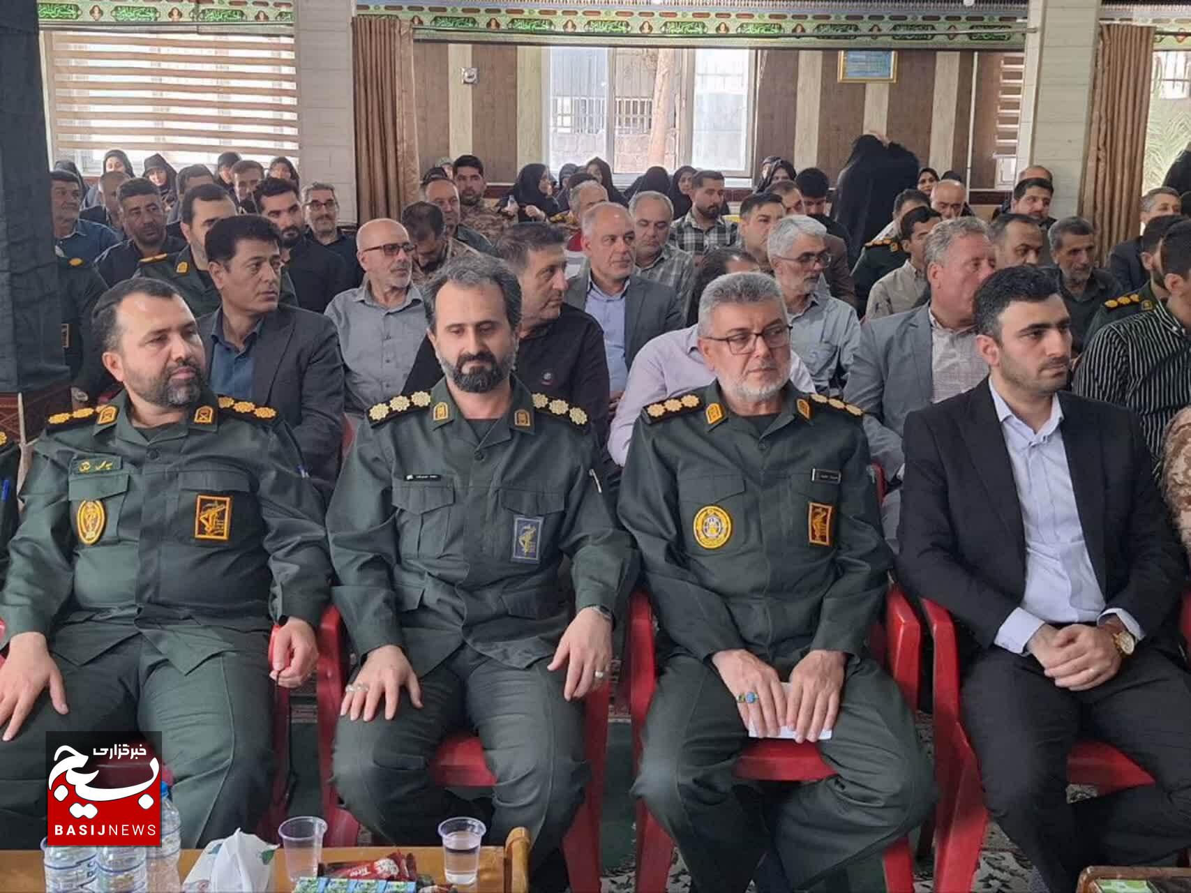 وحدت در سایه پرچم جمهوری اسلامی و برای مقابله با عملیاتهای روانی دشمن ضروری است وحدت در سایه پرچم جمهوری اسلامی و برای مقابله با عملیاتهای روانی دشمن ضروری است