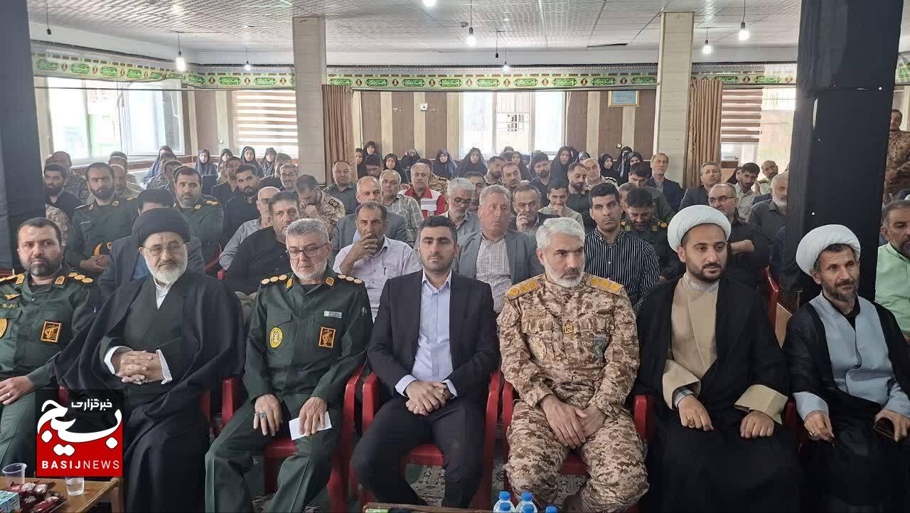 وحدت در سایه پرچم جمهوری اسلامی و برای مقابله با عملیاتهای روانی دشمن ضروری است وحدت در سایه پرچم جمهوری اسلامی و برای مقابله با عملیاتهای روانی دشمن ضروری است