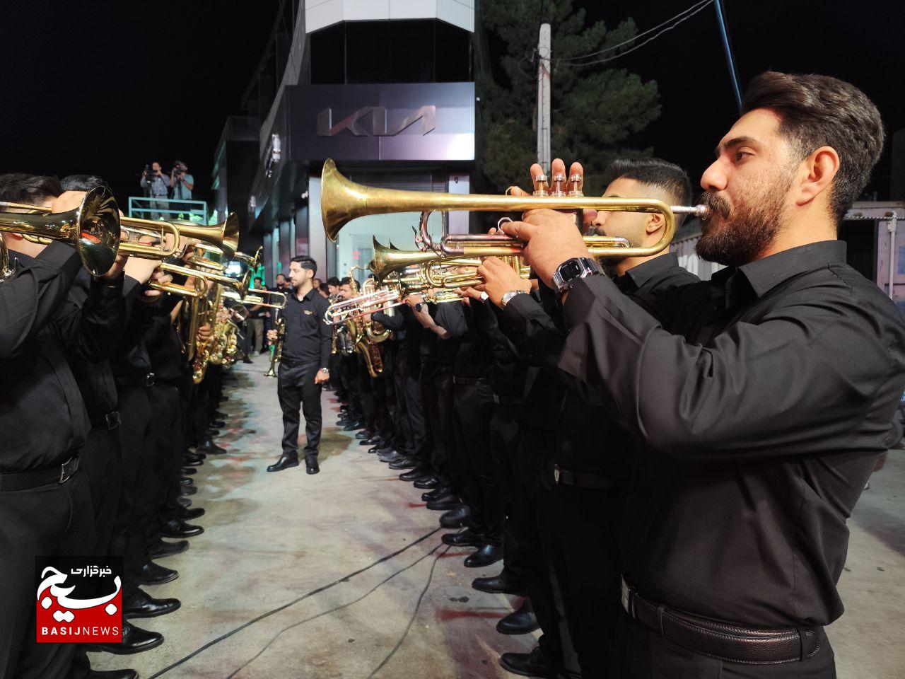 ماتم و حماسه در هم تنیدند / کرمانی‌ها با تجمعات شبانه، بیعت خودرا با اباعبدالله ثبت کردند