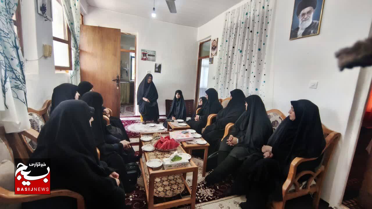 دیدار مسئول سازمان بسیج جامعه زنان سپاه قدس گیلان با خانواده شهید «توفیق دلیر» در رضوانشهر دیدار مسئول سازمان بسیج جامعه زنان سپاه قدس گیلان با خانواده شهید «توفیق دلیر» در رضوانشهر