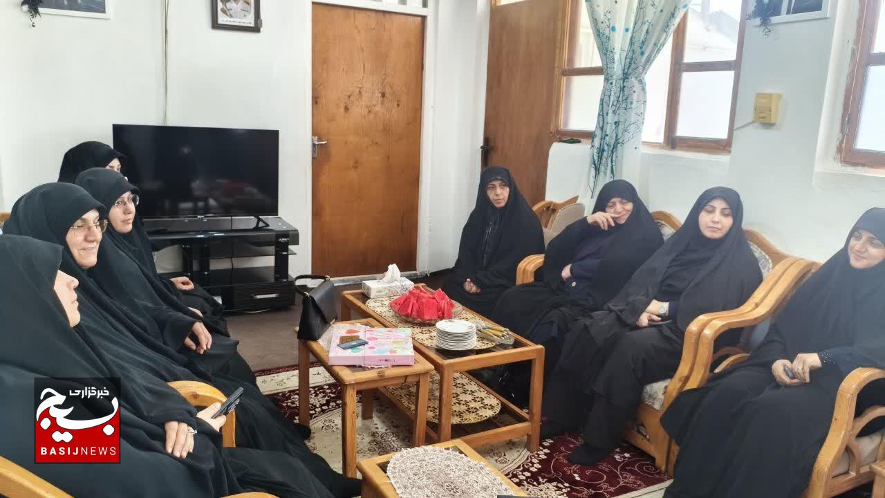 دیدار مسئول سازمان بسیج جامعه زنان سپاه قدس گیلان با خانواده شهید «توفیق دلیر» در رضوانشهر دیدار مسئول سازمان بسیج جامعه زنان سپاه قدس گیلان با خانواده شهید «توفیق دلیر» در رضوانشهر