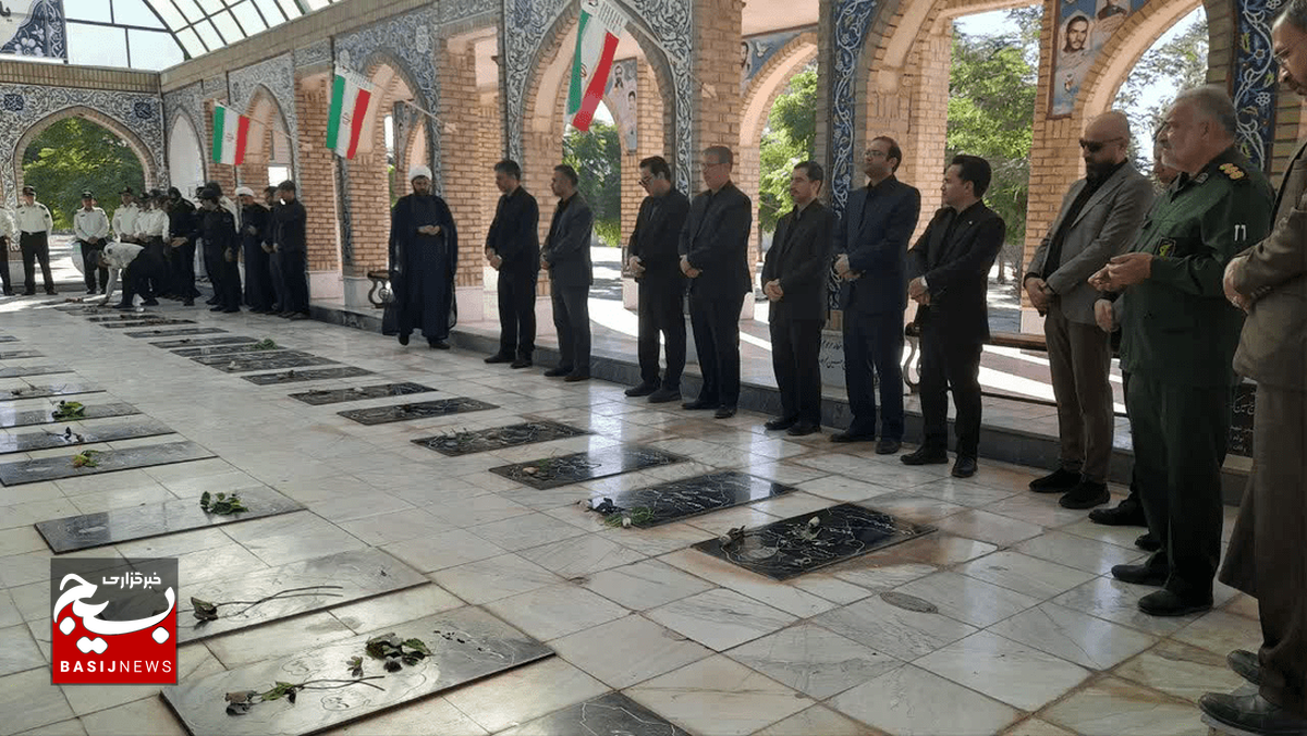 برگزاری آیین عطر‌افشانی گلزار شهدای خلیل‌آباد در نخستین روز هفته قوه قضائیه