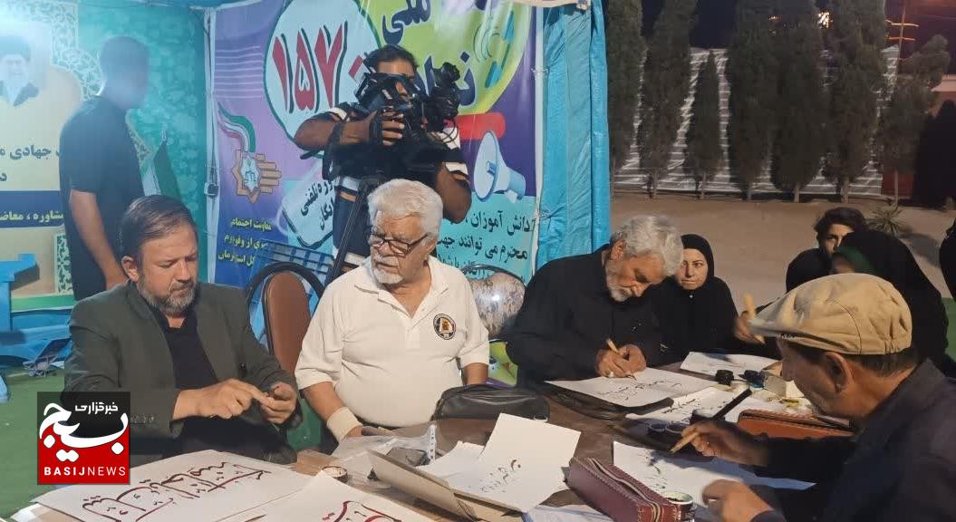در آستانه خاکسپاری رهبر شهید؛ خوشنویسان کرمانی همنویسی عاشقانه کردند در آستانه خاکسپاری رهبر شهید؛ خوشنویسان کرمانی همنویسی عاشقانه کردند