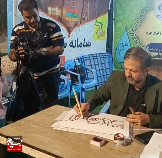 در آستانه خاکسپاری رهبر شهید؛ خوشنویسان کرمانی همنویسی عاشقانه کردند در آستانه خاکسپاری رهبر شهید؛ خوشنویسان کرمانی همنویسی عاشقانه کردند